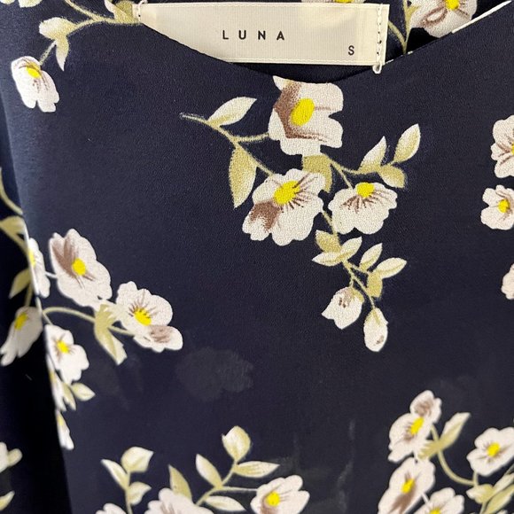 Gorgeous Navy Tank with White/Cream Flowers - Picture 2 of 3